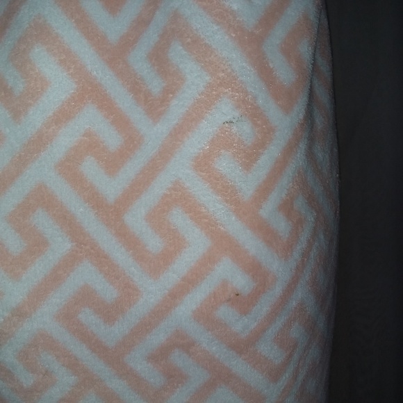 Adrienne Vittadini Shower Wrap - Picture 8 of 8